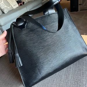 LOUIS VUITTON Epi Gémeaux Tote
100% authentic